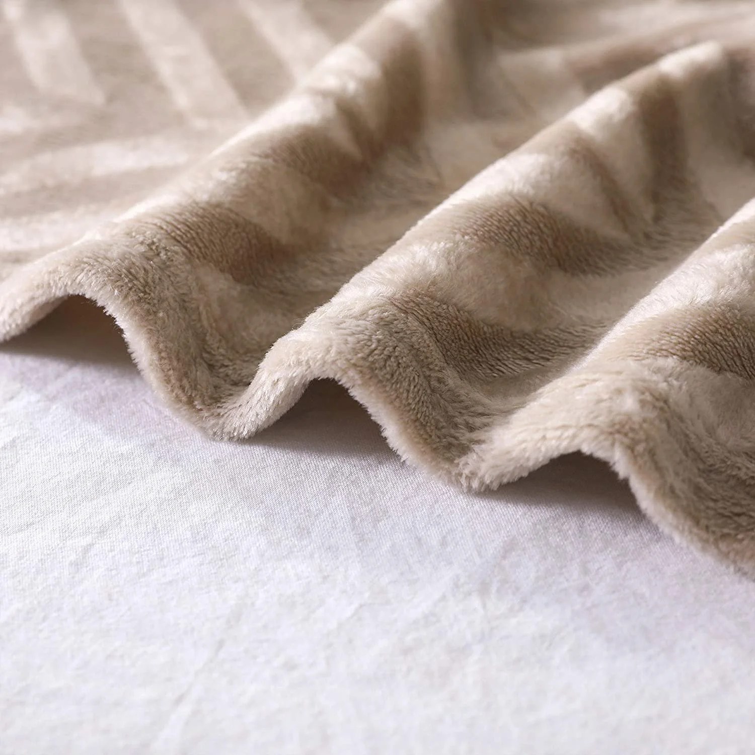 Jacquard Velvet Flannel Throw Blanket – Ultra-Soft Breathable Plush Polyester, Decorative All-Season Blanket for Sofa, Bed & Travel