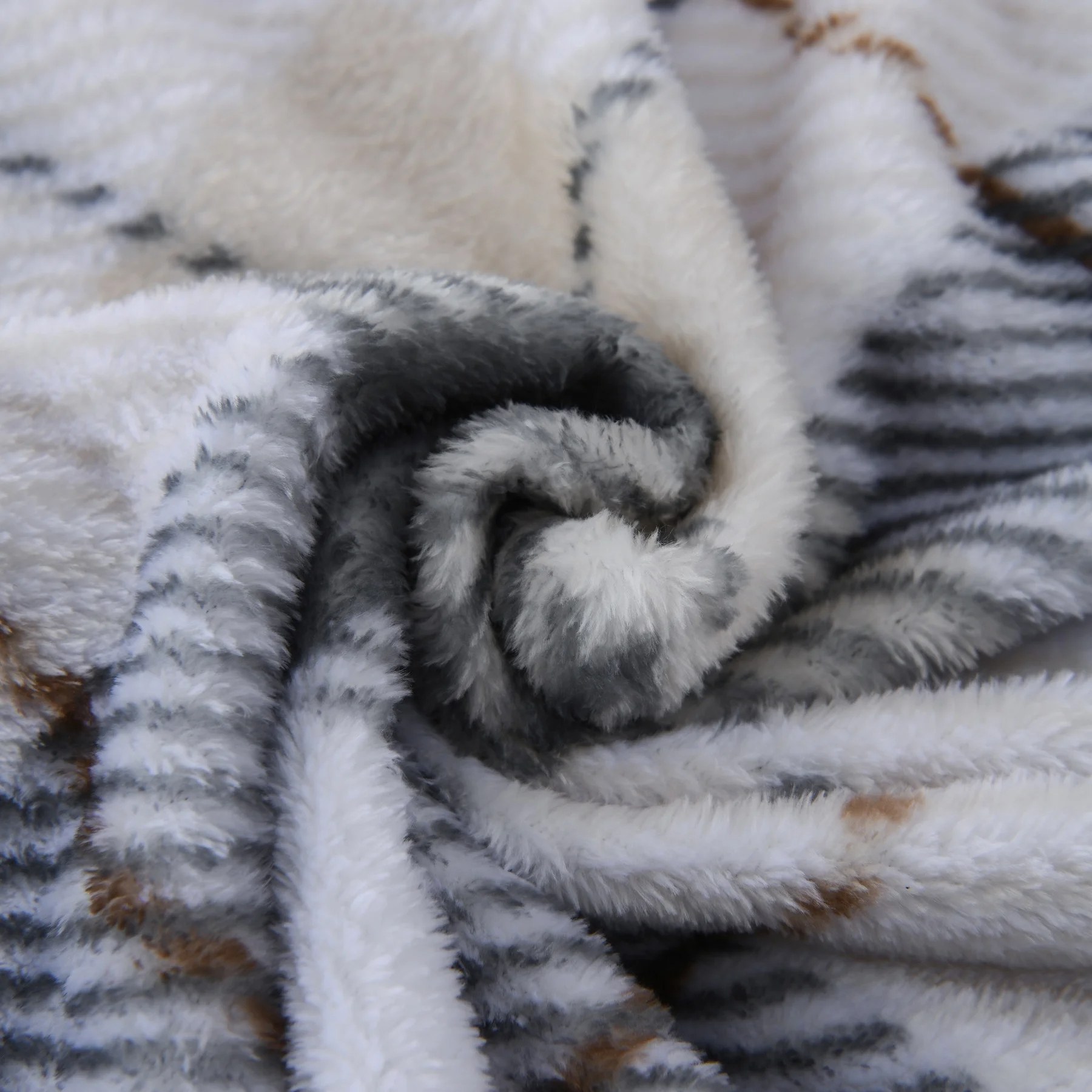 Versatile Plaid Velvet Throw Blanket – Recycled Polyester Soft & Cozy Home Essential