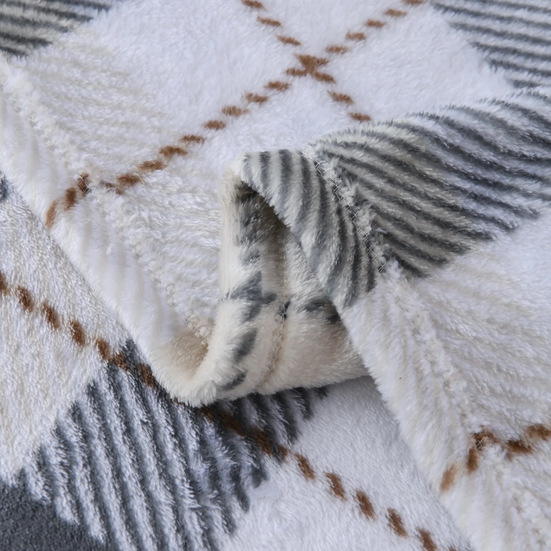 Versatile Plaid Velvet Throw Blanket – Recycled Polyester Soft & Cozy Home Essential