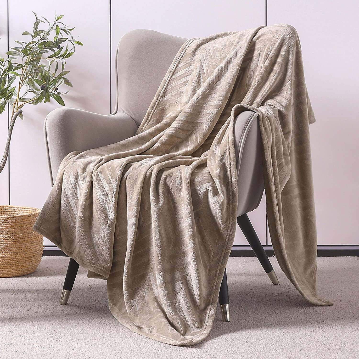 Jacquard Velvet Flannel Throw Blanket – Ultra-Soft Breathable Plush Polyester, Decorative All-Season Blanket for Sofa, Bed & Travel