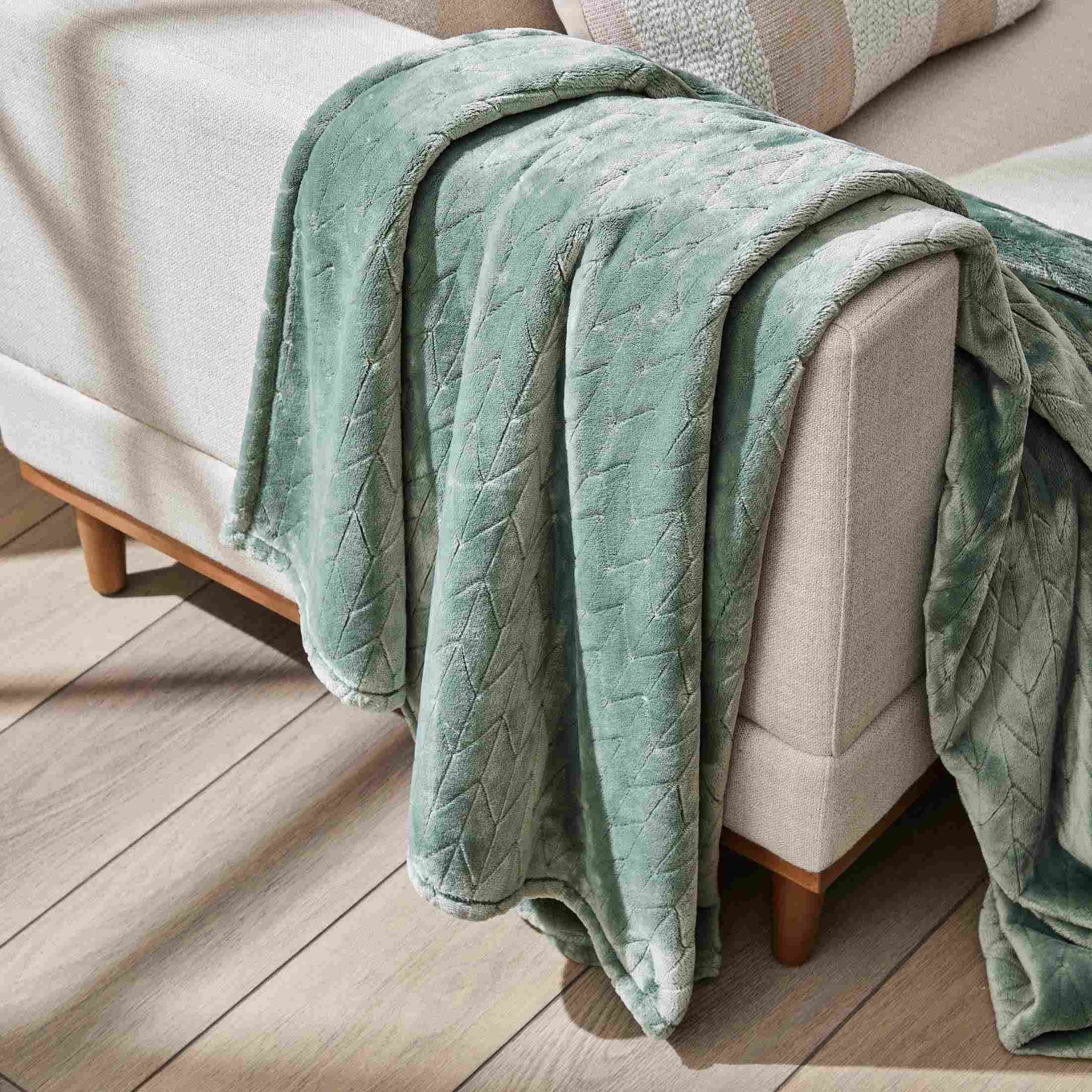Jacquard Velvet Throw Blanket – Ultra-Soft Geometric Design, Lightweight Decorative Blanket for Sofa & Bed
