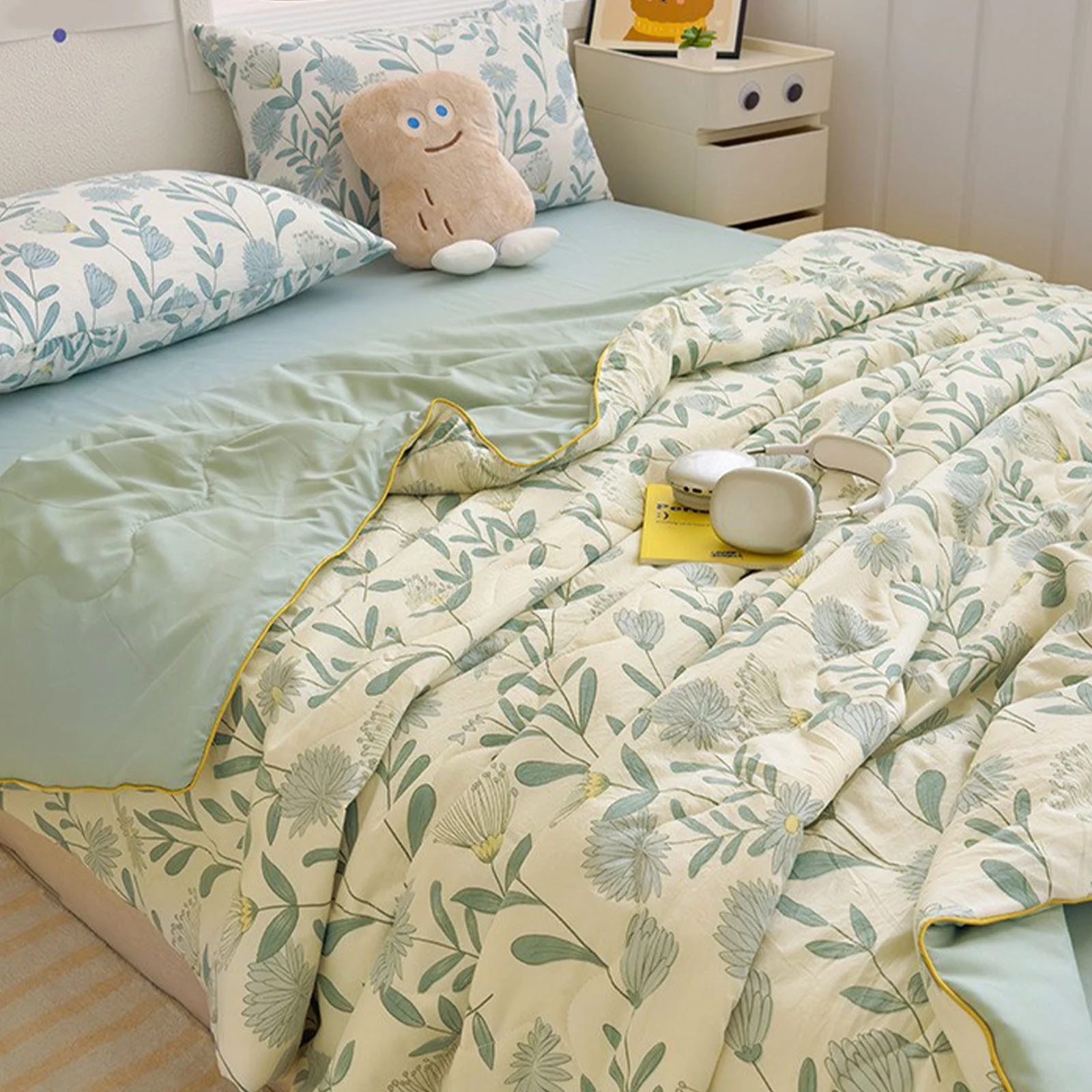 Green Botanical Print Cooling Summer Quilt – Lightweight Breathable Moisture-Wicking Comforter