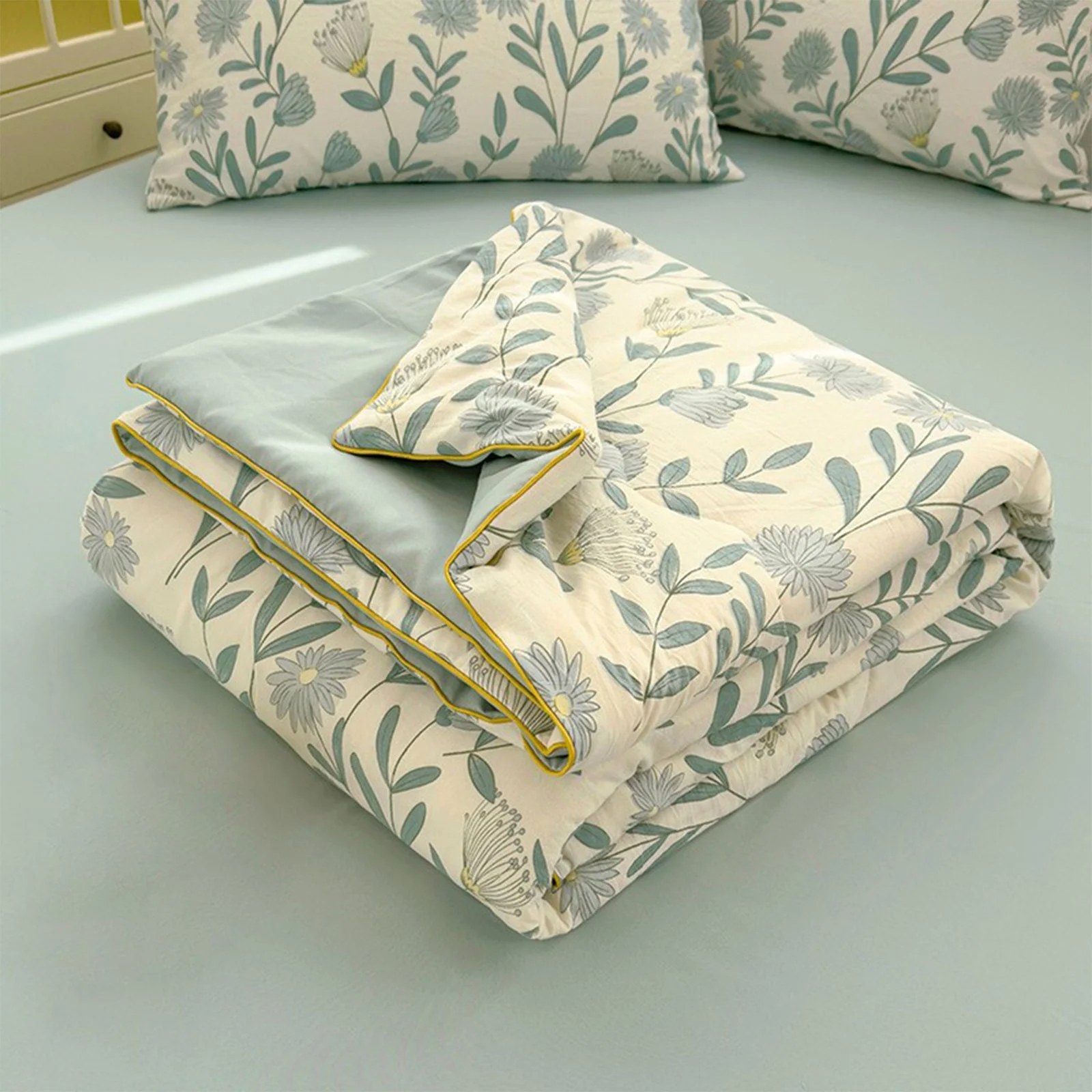 Green Botanical Print Cooling Summer Quilt – Lightweight Breathable Moisture-Wicking Comforter