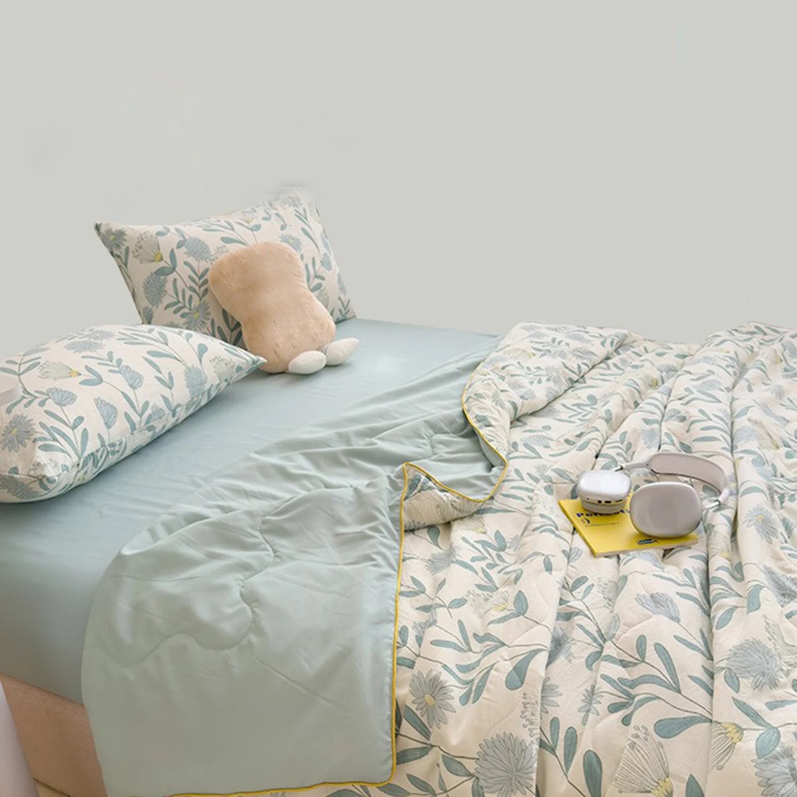 Green Botanical Print Cooling Summer Quilt – Lightweight Breathable Moisture-Wicking Comforter