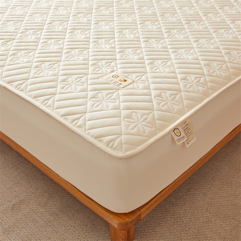 Lucky Flower Waterproof Fitted Mattress Protector – 360° Soft Microfiber Bed Cover