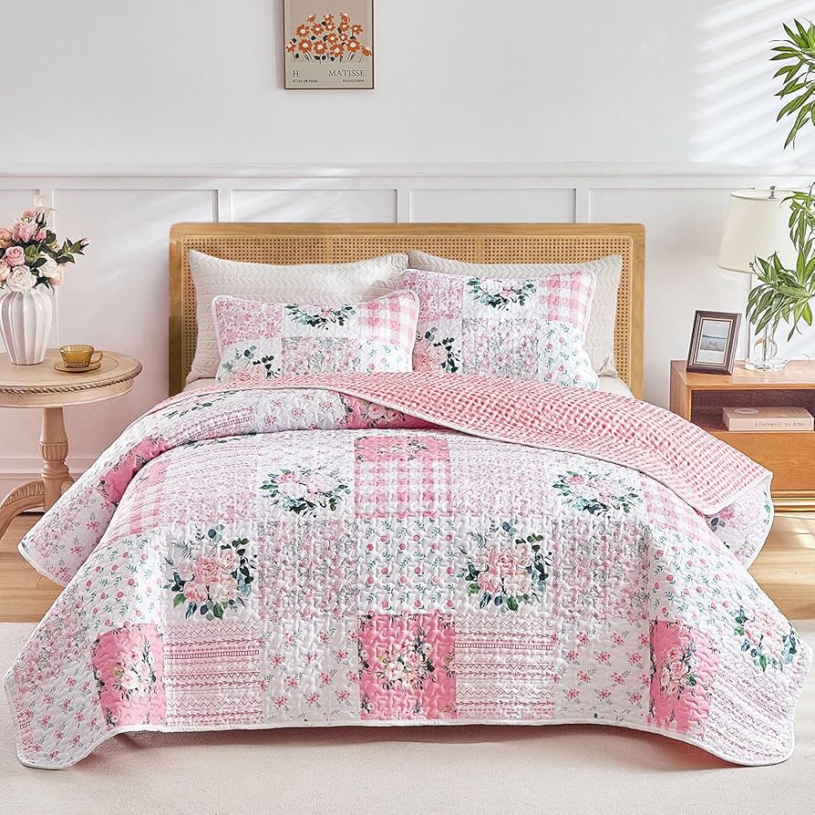3-Piece Floral Patchwork Quilted Bedcover Set with Ruffled Edges and Coordinating Pillow Shams