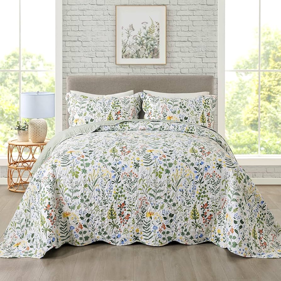 3-Piece Botanical Garden Print Quilted Bedcover Set with Wildflower Pattern and Matching Shams