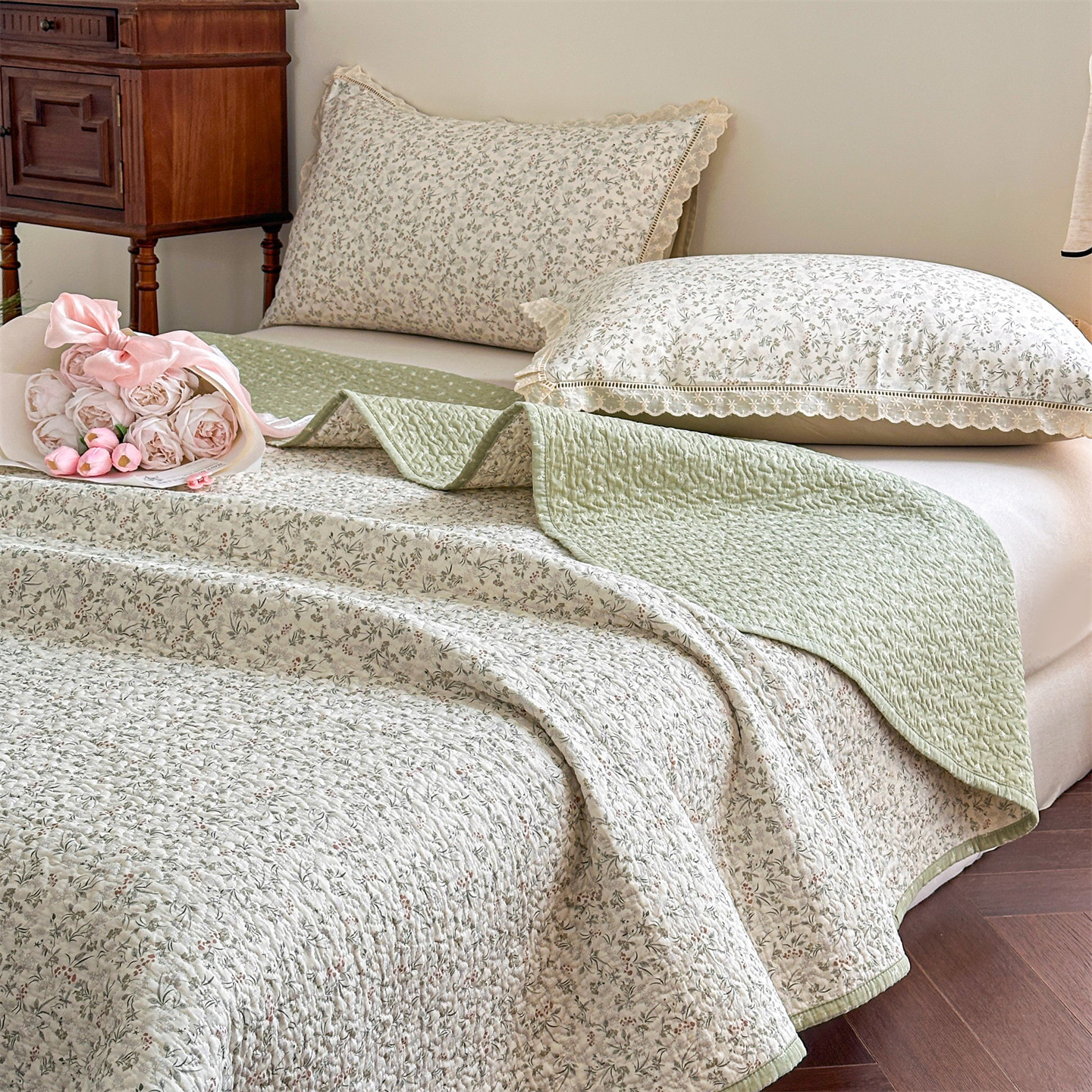 Floral Cotton Quilted Bedspread Set with Lace Pillowcases – Soft Breathable Coverlet Set with Polyester Filling, Machine Washable