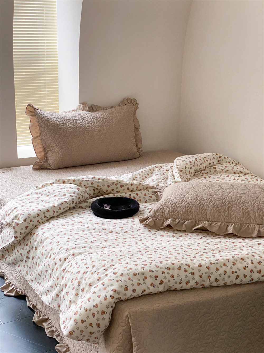 Solid Color Cotton Quilted Bedspread Set with Decorative Trim – High-Density Cotton Coverlet Set with Lightweight Polyester Filling, Machine Washable