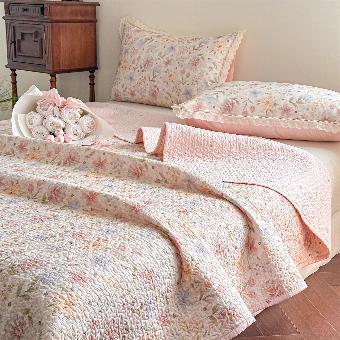 Floral Cotton Quilted Bedspread Set with Lace Pillowcases – Soft Breathable Coverlet Set with Polyester Filling, Machine Washable