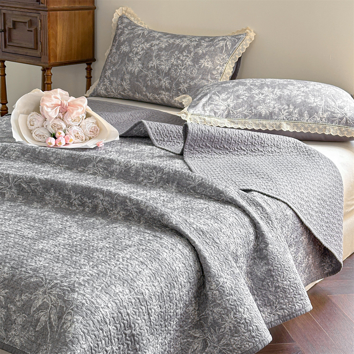 Floral Cotton Quilted Bedspread Set with Lace Pillowcases – Soft Breathable Coverlet Set with Polyester Filling, Machine Washable