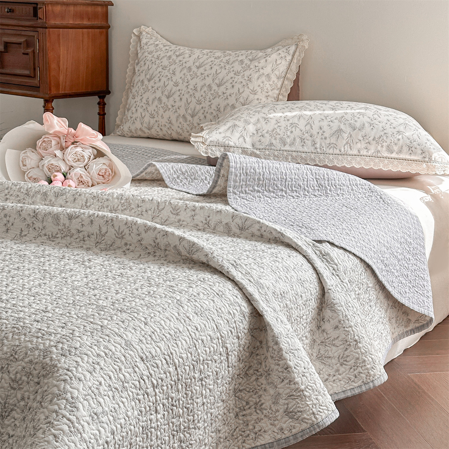 Floral Cotton Quilted Bedspread Set with Lace Pillowcases – Soft Breathable Coverlet Set with Polyester Filling, Machine Washable