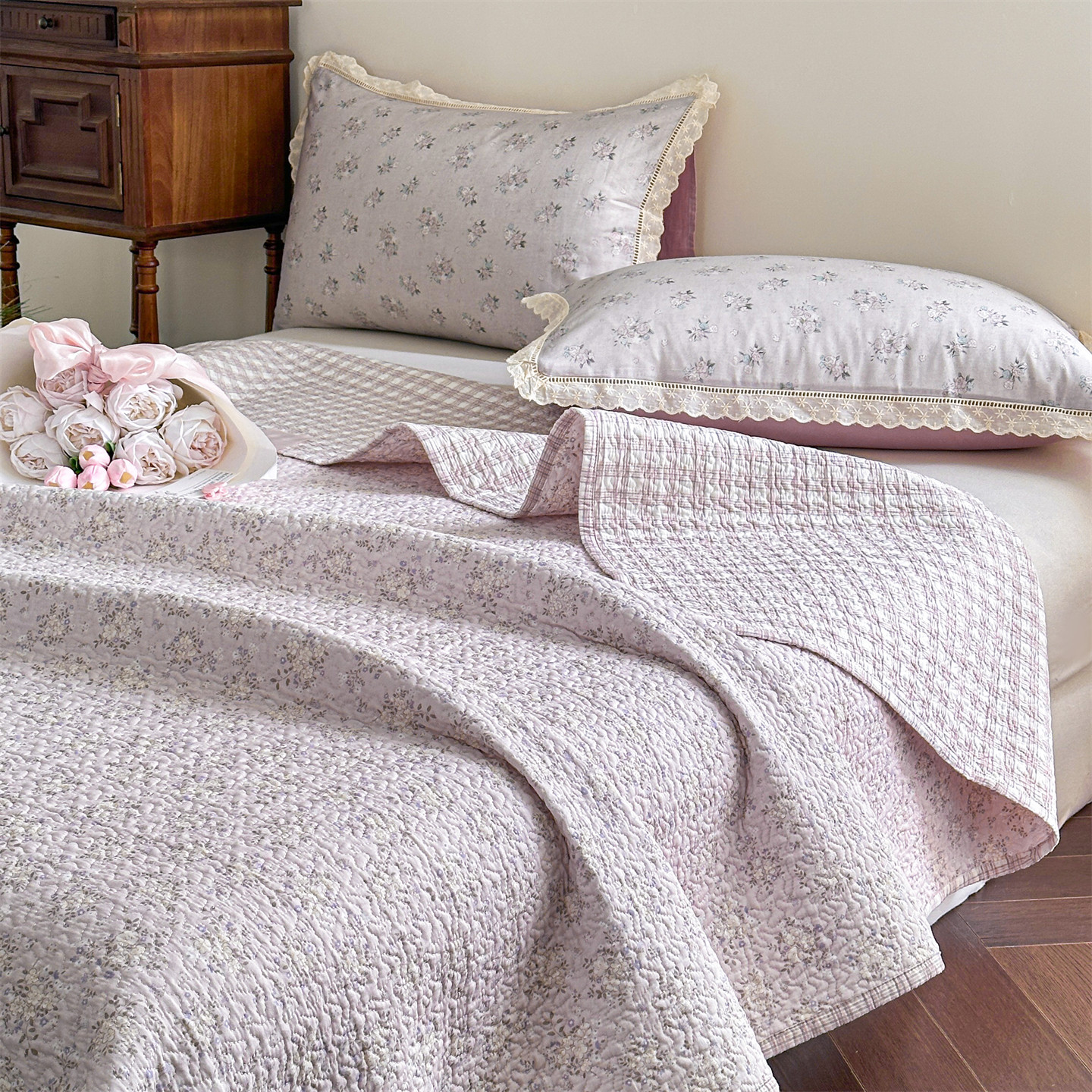 Floral Cotton Quilted Bedspread Set with Lace Pillowcases – Soft Breathable Coverlet Set with Polyester Filling, Machine Washable