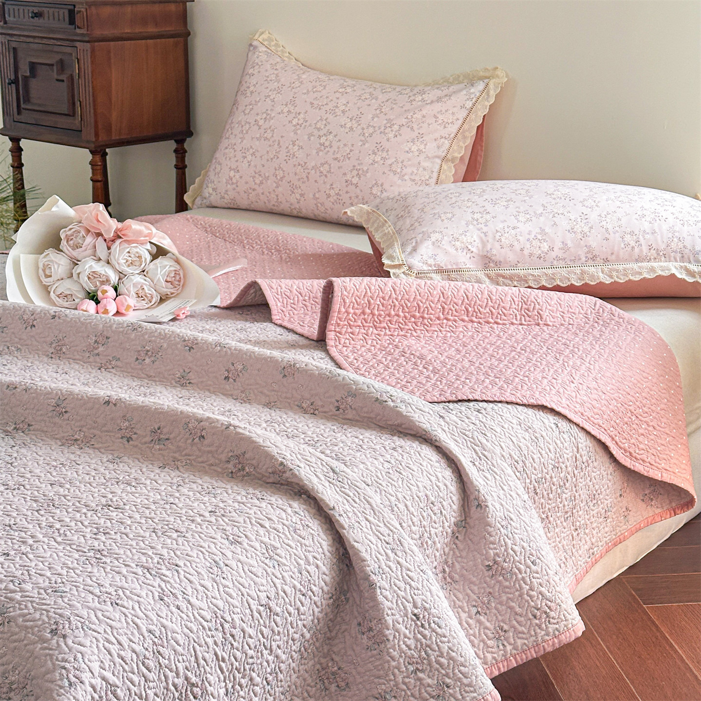 Floral Cotton Quilted Bedspread Set with Lace Pillowcases – Soft Breathable Coverlet Set with Polyester Filling, Machine Washable