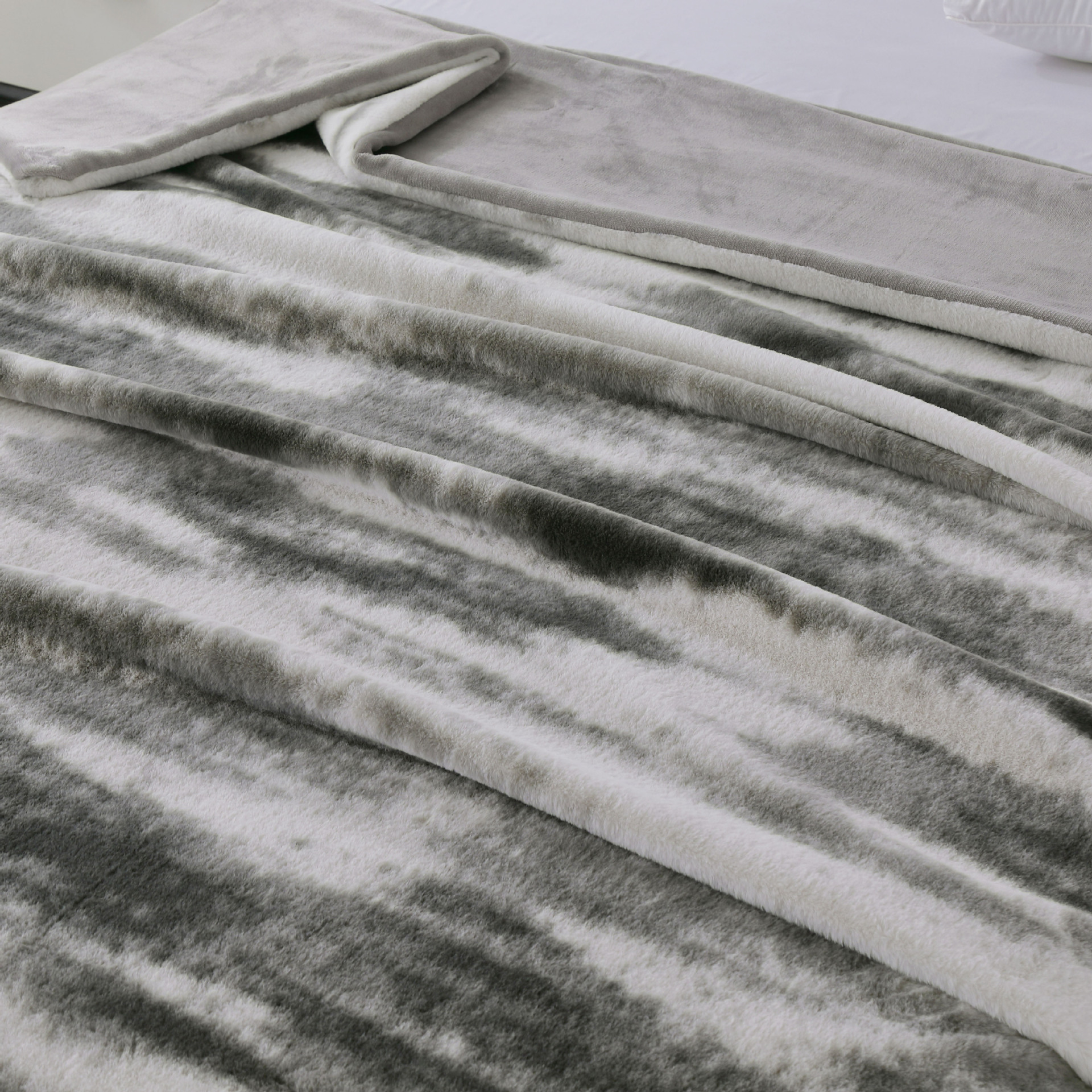 Tie-Dye Faux Rabbit Fur Double-Layer Blanket, Soft Plush Reversible Throw Blanket in Black, White and Gray, Warm Cozy Blanket for Sofa and Bed, Machine Washable