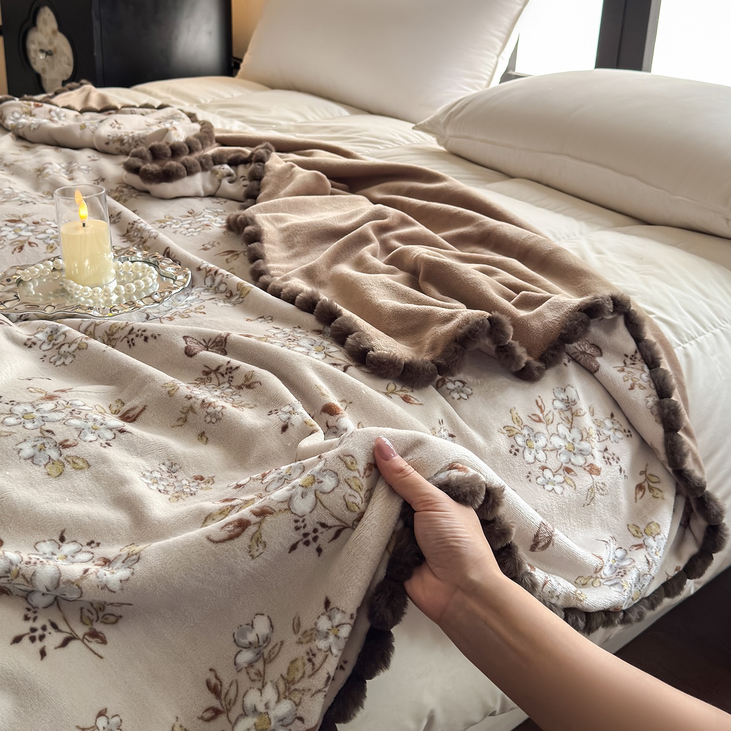 French Vintage Printed Milk Velvet Double-Layer Blanket, Soft Reversible Plush Throw with Pom-Pom Trim, Cozy Multi-Purpose Blanket for Sofa, Bed, and Travel