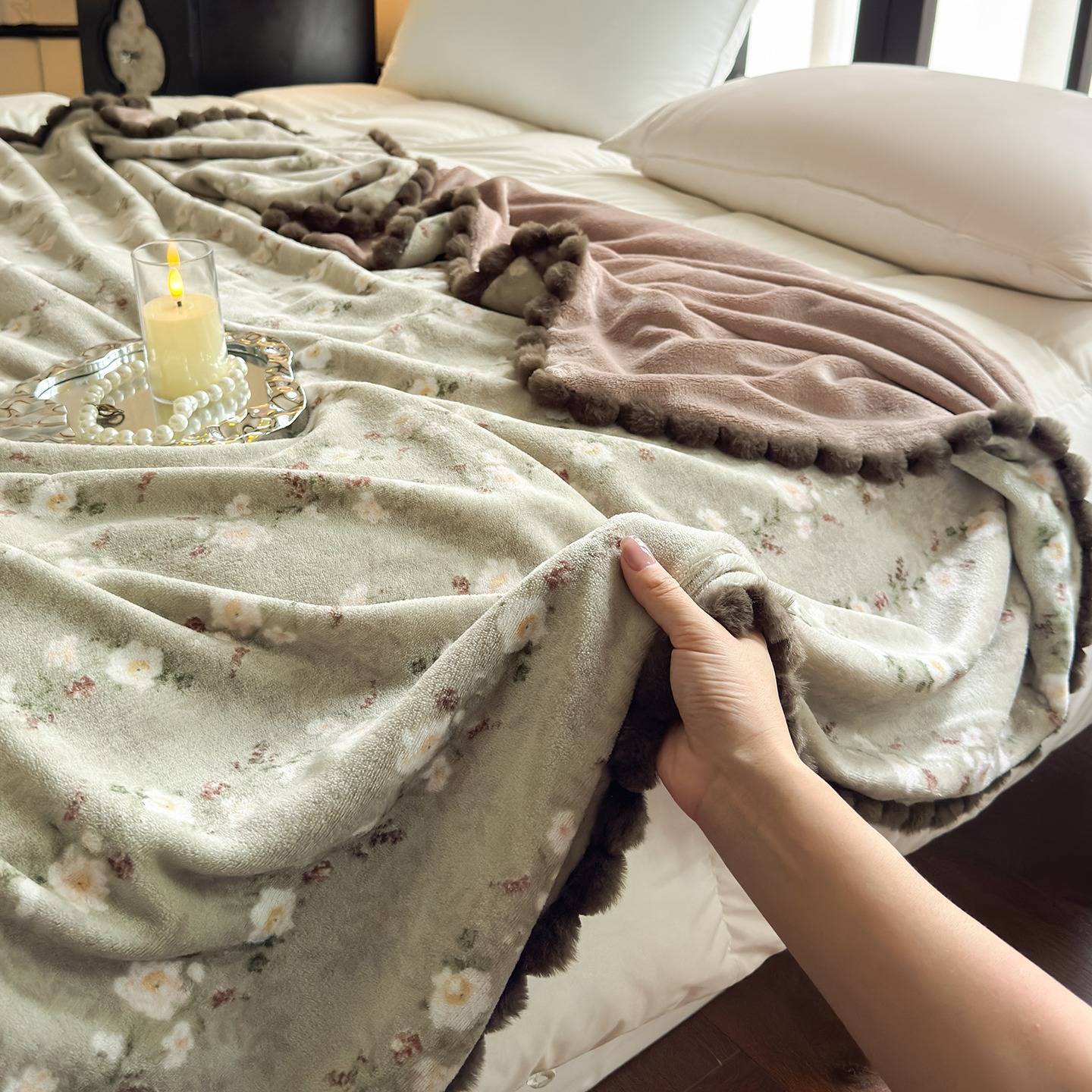 French Vintage Printed Milk Velvet Double-Layer Blanket, Soft Reversible Plush Throw with Pom-Pom Trim, Cozy Multi-Purpose Blanket for Sofa, Bed, and Travel