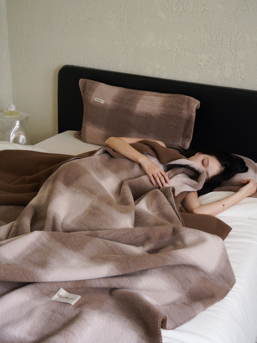 Vintage Printed Faux Wool Fleece Throw Blanket, Soft All-Season Decorative Blanket, Machine Washable Cozy Blanket for Sofa, Bed, and Living Room