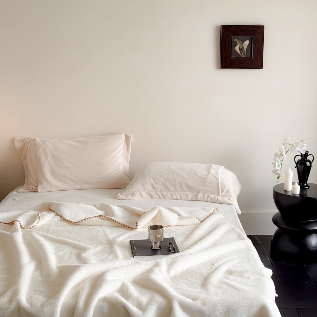 Solid Color Coral Fleece Blanket, Lightweight Anti-Static Soft Warm Throw with Scalloped Edge, Cozy Blanket for Sofa, Bed, and Travel