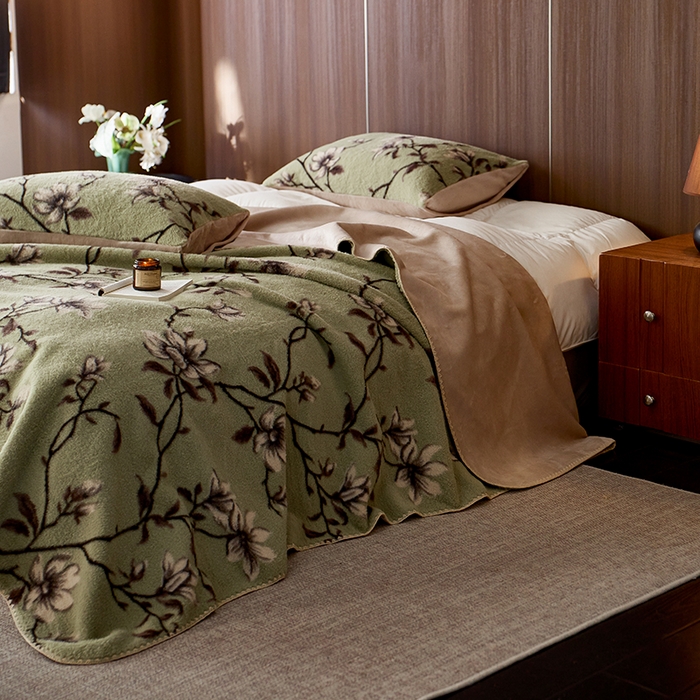 Faux Wool & Milk Velvet Composite Blanket, Lightweight Anti-Static Warm Throw with Scalloped Edge, Soft Plush Blanket for Sofa, Bed, and Travel