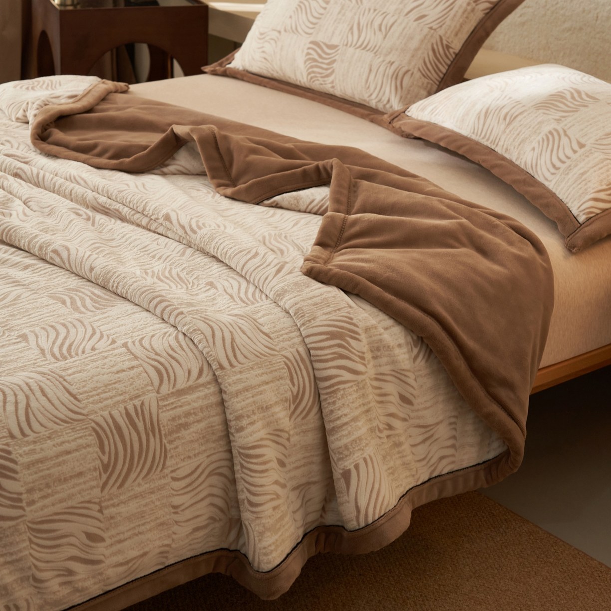 Dyed Embossed Milk Velvet Double-Layer Blanket, Soft Anti-Static Warm Throw Blanket for Sofa, Bed, and Travel