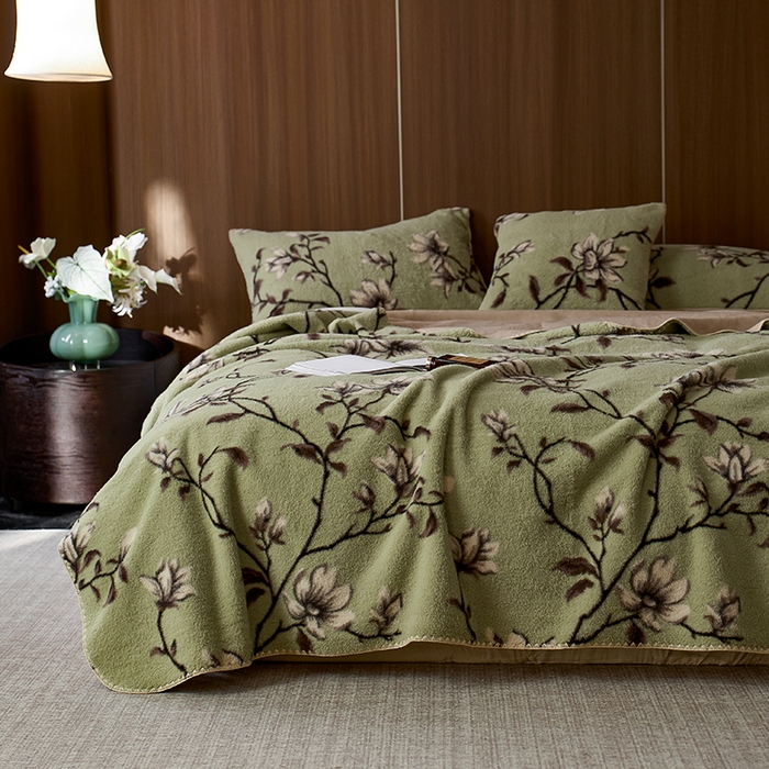 Faux Wool & Milk Velvet Composite Blanket, Lightweight Anti-Static Warm Throw with Scalloped Edge, Soft Plush Blanket for Sofa, Bed, and Travel