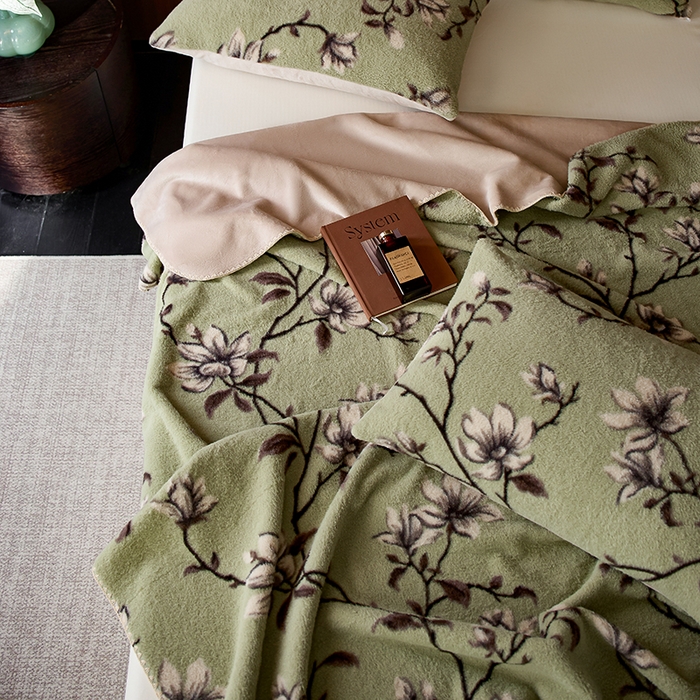 Faux Wool & Milk Velvet Composite Blanket, Lightweight Anti-Static Warm Throw with Scalloped Edge, Soft Plush Blanket for Sofa, Bed, and Travel