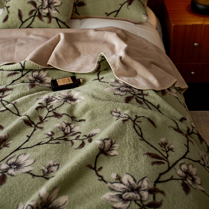 Faux Wool & Milk Velvet Composite Blanket, Lightweight Anti-Static Warm Throw with Scalloped Edge, Soft Plush Blanket for Sofa, Bed, and Travel