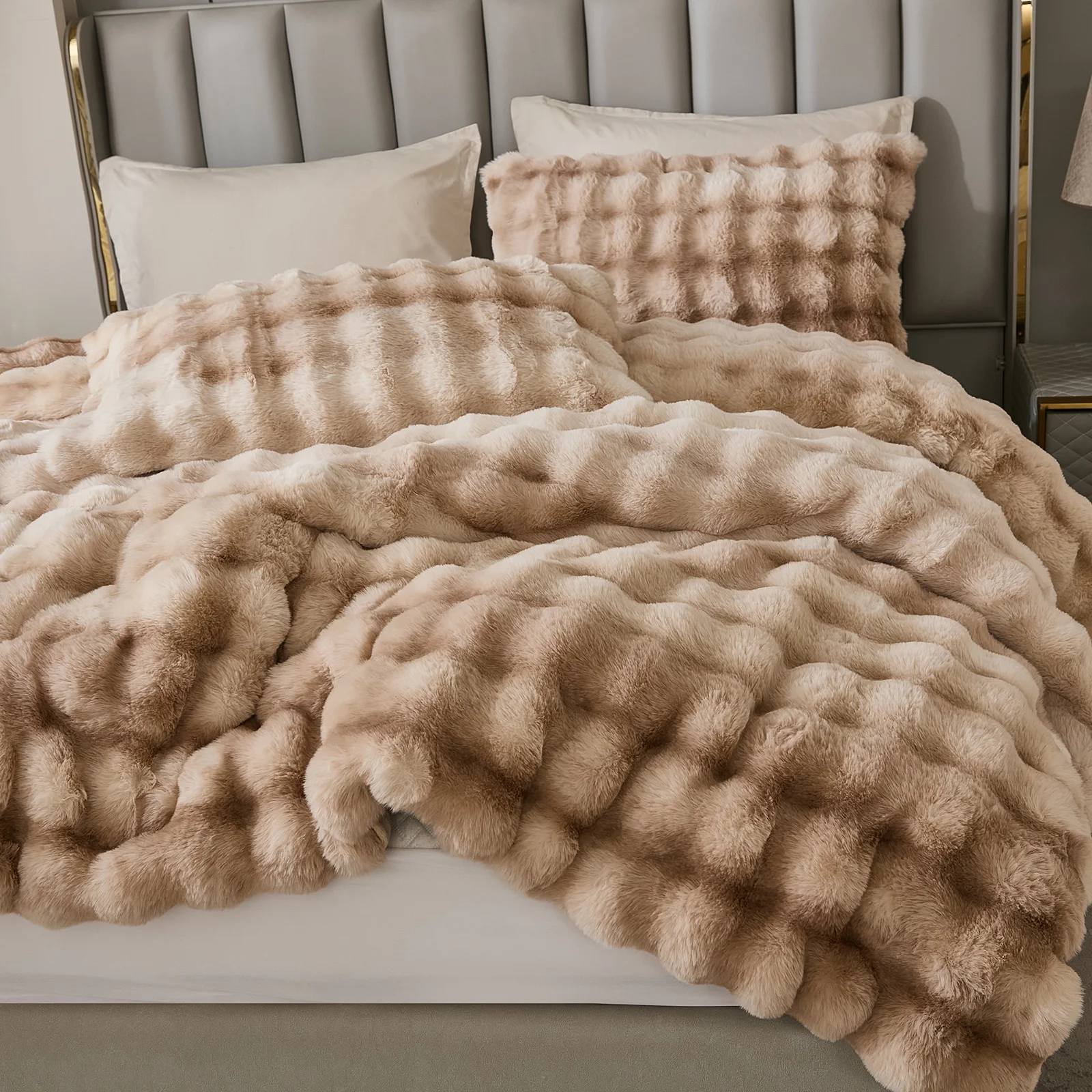 Luxury Faux Rabbit Fur Winter Comforter – Ultra Soft Plush Warm Reversible Quilt