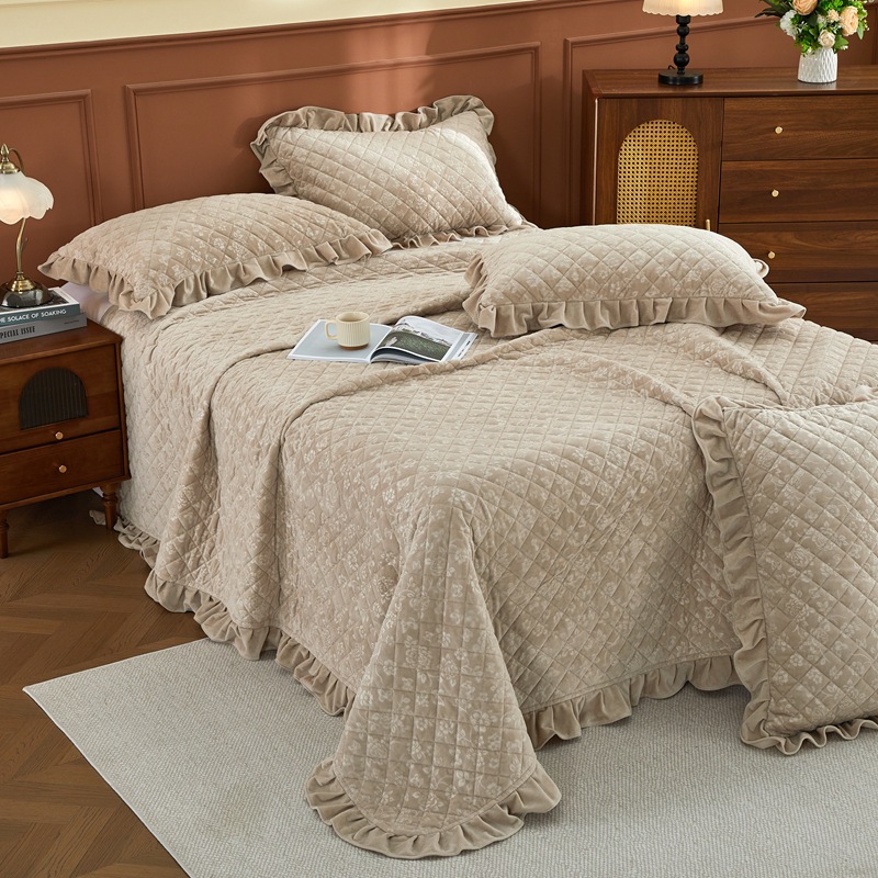 Printed Milk Velvet Bedspread Set, Ruffled Bed Cover 3-Piece Set with Lace Pillowcases, Soft Decorative Bedding Set for Bedroom