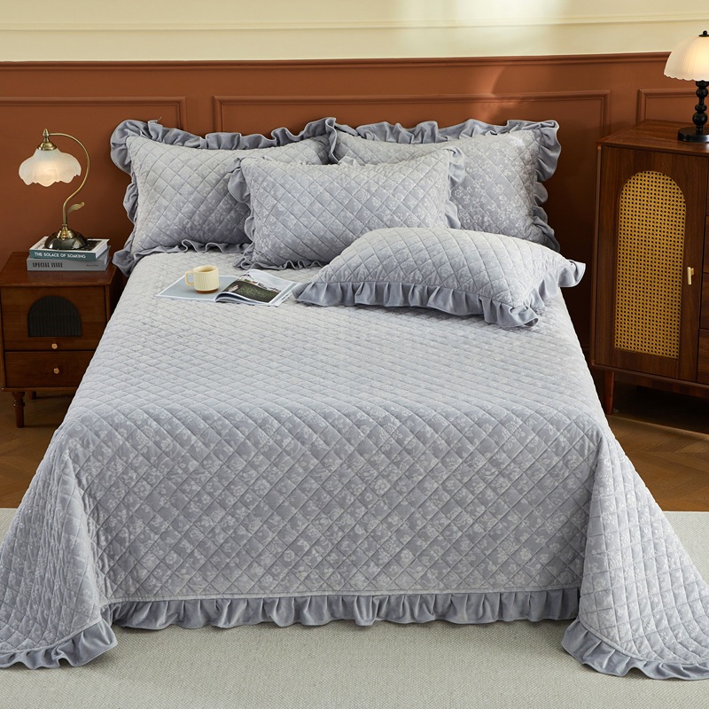 Printed Milk Velvet Bedspread Set, Ruffled Bed Cover 3-Piece Set with Lace Pillowcases, Soft Decorative Bedding Set for Bedroom