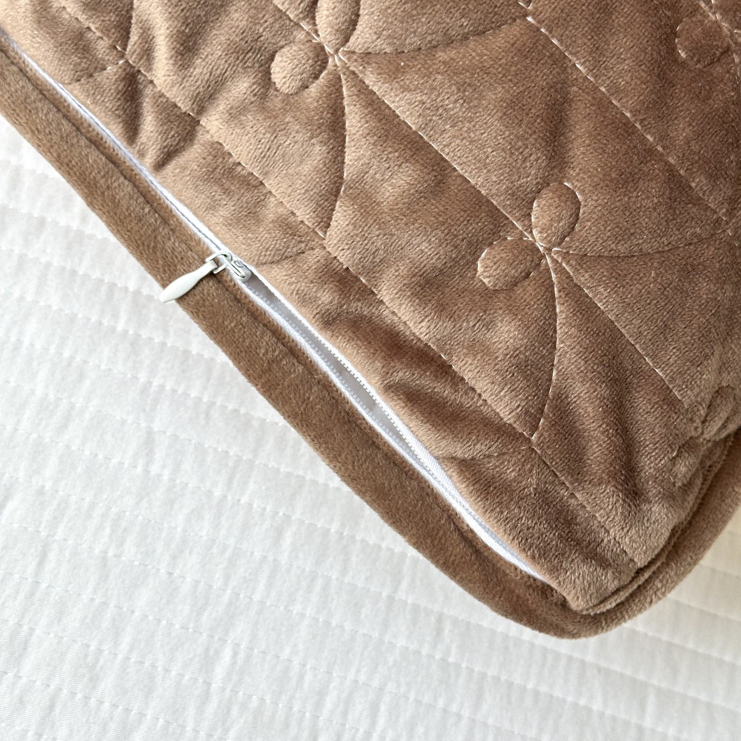 Double-Sided Milk Velvet Quilted Bedspread Set, Solid Color Soft Warm Coverlet 3-Piece Set with Lightweight Fiber Filling, Machine Washable Bedding