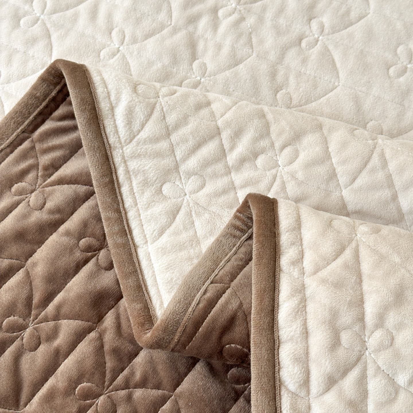 Double-Sided Milk Velvet Quilted Bedspread Set, Solid Color Soft Warm Coverlet 3-Piece Set with Lightweight Fiber Filling, Machine Washable Bedding