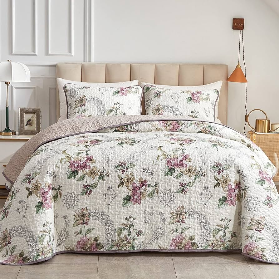 3-Piece Vintage Floral Quilted Bedcover Set with Scalloped Edges and Two Matching Pillow Shams