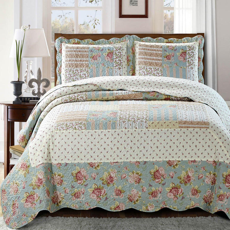 3-Piece Patchwork Floral Quilted Bedcover Set with Vintage Charm and Decorative Pillow Shams