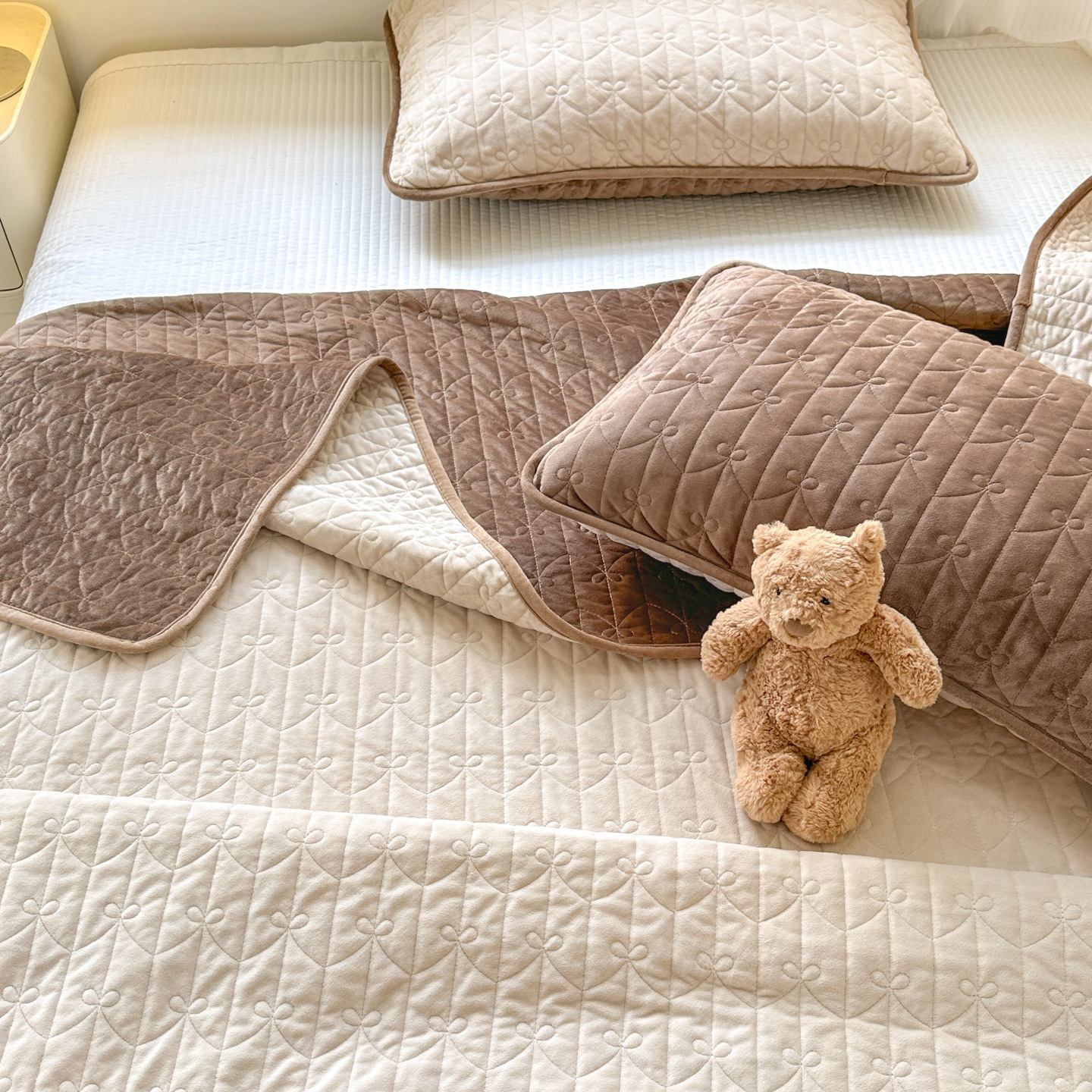 Double-Sided Milk Velvet Quilted Bedspread Set, Solid Color Soft Warm Coverlet 3-Piece Set with Lightweight Fiber Filling, Machine Washable Bedding