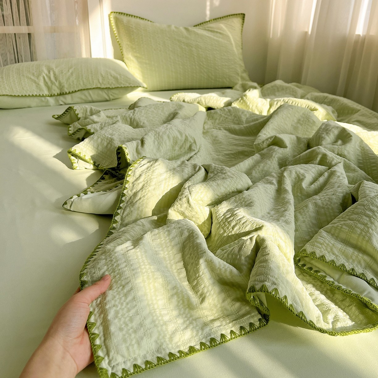 Solid Color Seersucker Summer Quilt Set, 4-Piece Lightweight Comforter with Shell Stitch Edge, Soft Breathable Bedding Set