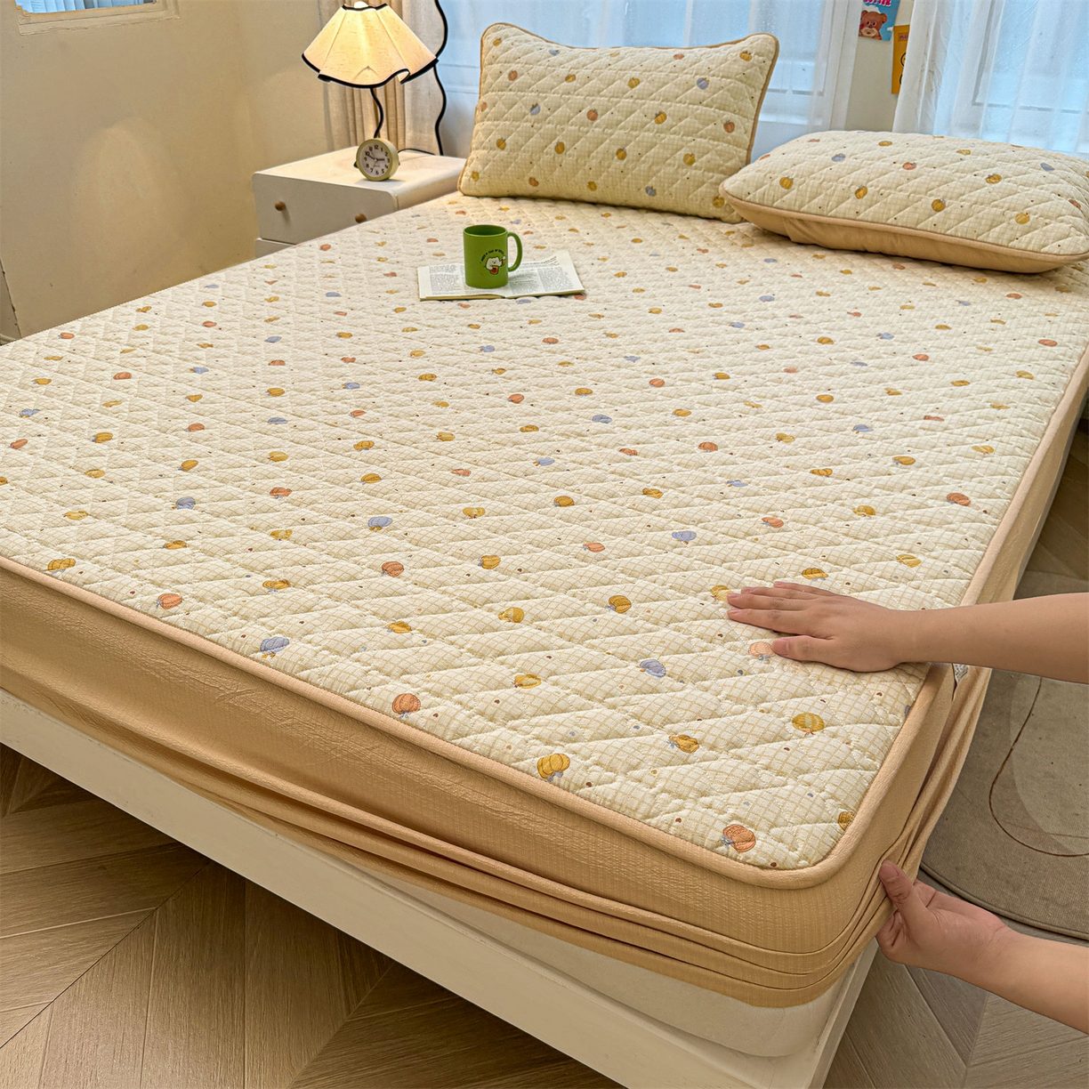 Printed Double-Layer Crinkle Gauze Quilted Mattress Protector, Soft & Breathable, 360° Full Wrap Elastic Fitted Sheet, Machine Washable, No Shifting