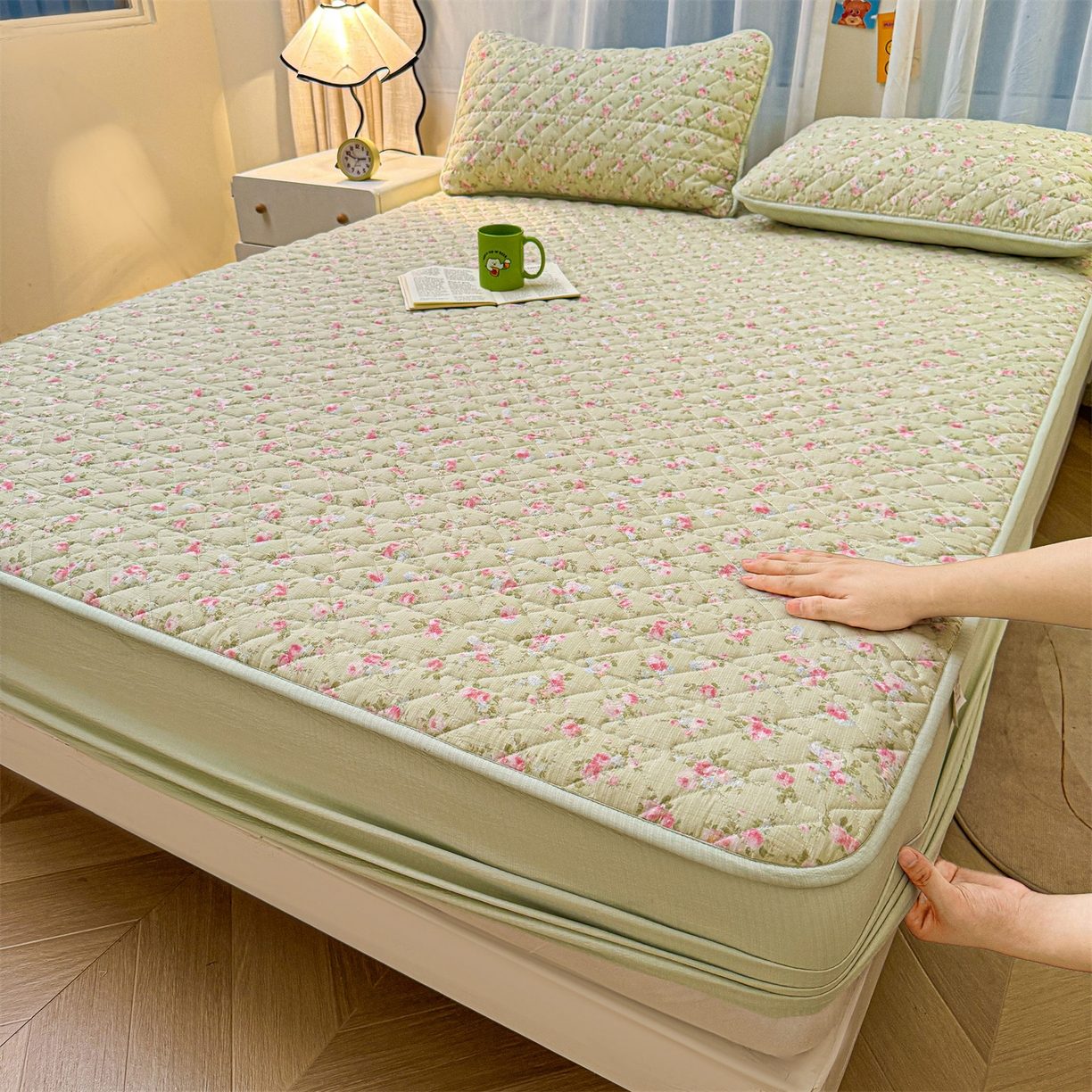 Printed Double-Layer Crinkle Gauze Quilted Mattress Protector, Soft & Breathable, 360° Full Wrap Elastic Fitted Sheet, Machine Washable, No Shifting