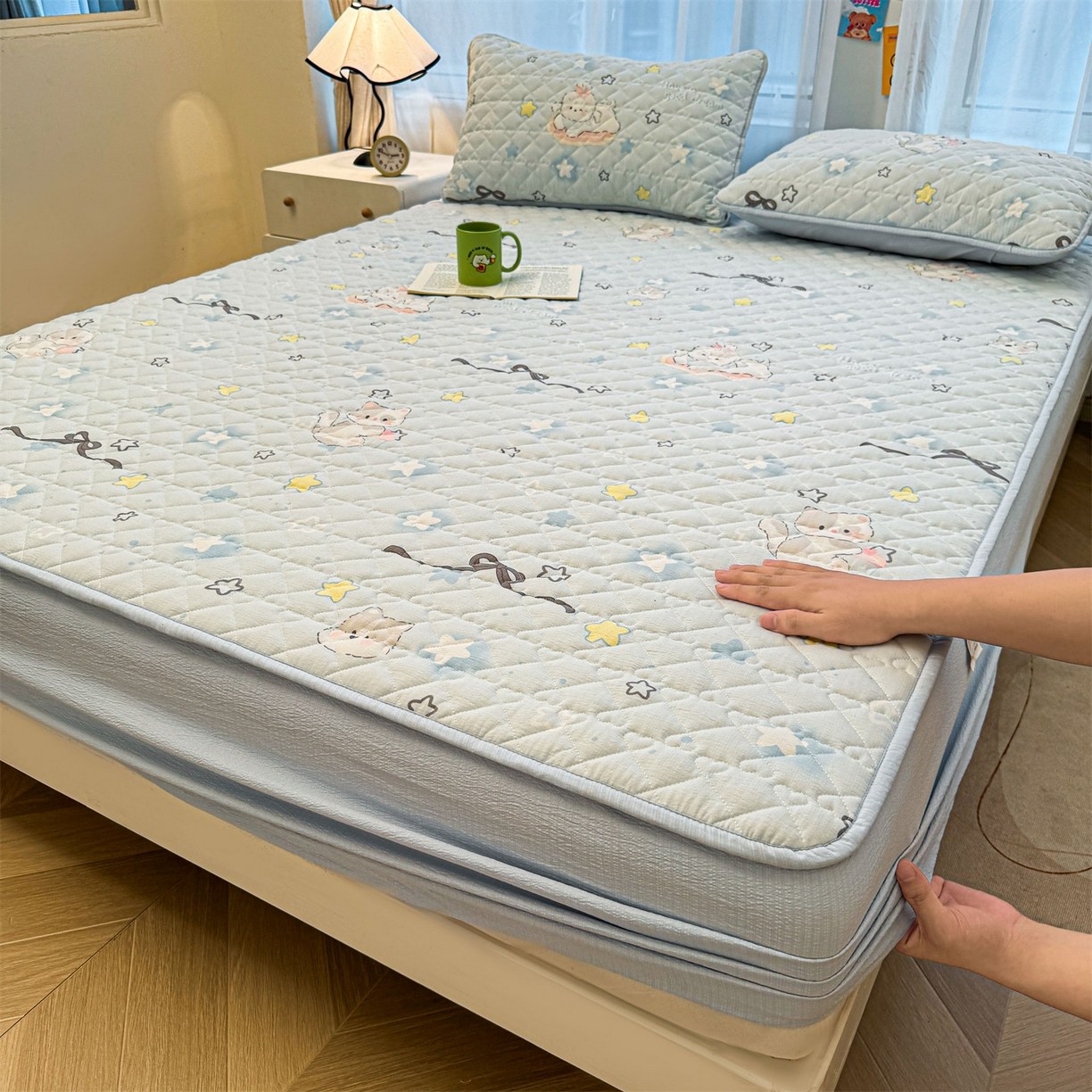 Printed Double-Layer Crinkle Gauze Quilted Mattress Protector, Soft & Breathable, 360° Full Wrap Elastic Fitted Sheet, Machine Washable, No Shifting