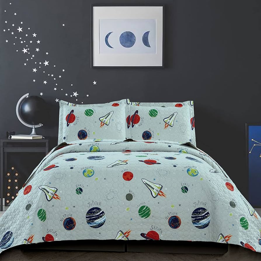 3-Piece Christmas Holly Quilted Bedcover Set with Festive Design and Holiday Pillow Shams