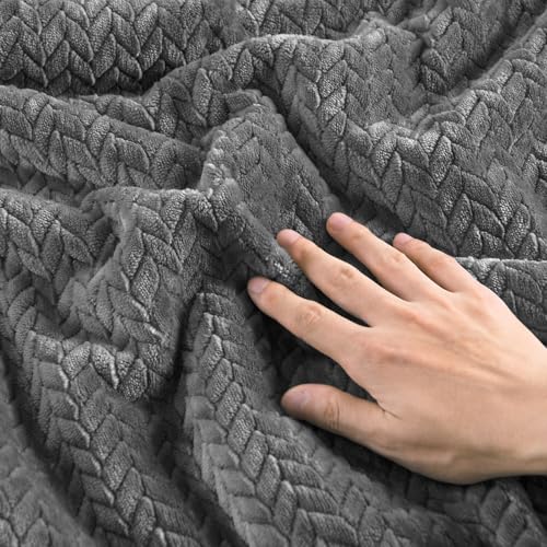 Reversible Knitted Flannel & Velvet Comforter Set – 3D Leaf Texture 3-Piece Bedding Set