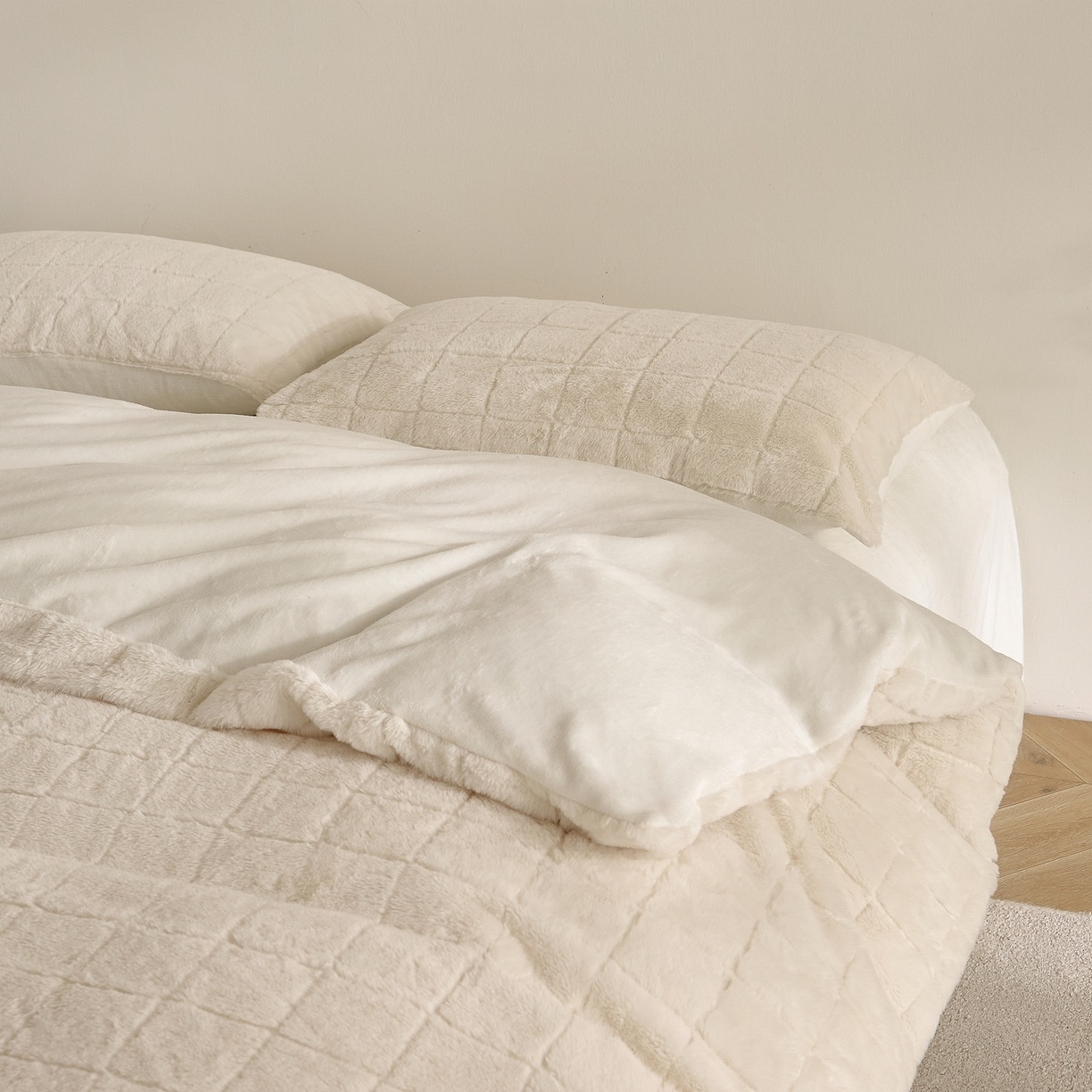 Checkered Faux Rabbit Fur & Milk Velvet Comforter Set – Soft Jacquard 3-Piece Bedding Set